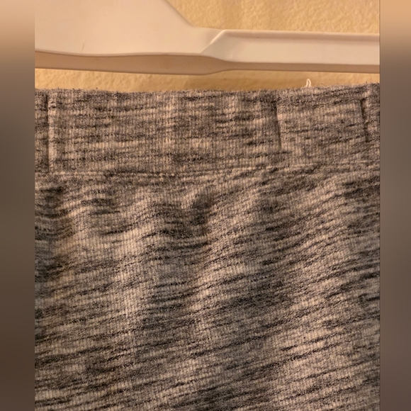 GAP Heathered Gray Women's Capris (Size Medium) - Picture 7 of 16